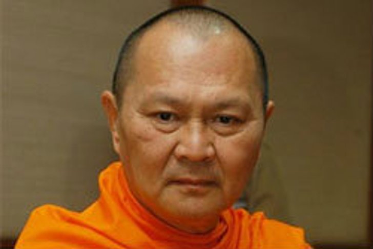 พระรักเกียรติ แนะทักษิณ อยากกลับบ้านต้องยอมติดคุก