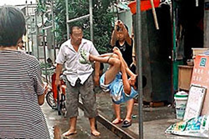 พ่อแม่จีนโหดแขวนลูกกับเสาเฆี่ยนตีหน้าบ้าน
