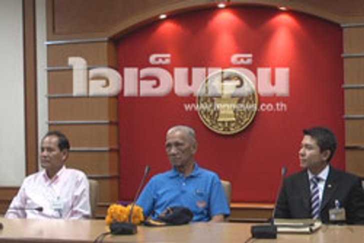 ปชป.นำผู้เฒ่าที่ตะโกนด่านายกฯแถลงขอโทษ