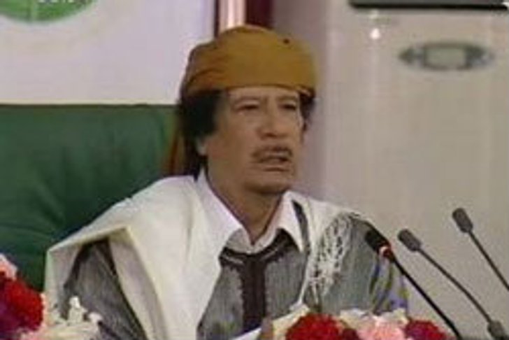 กัดดาฟี ท้ารบนานาชาติ บินทิ้งระเบิดฝูงชน