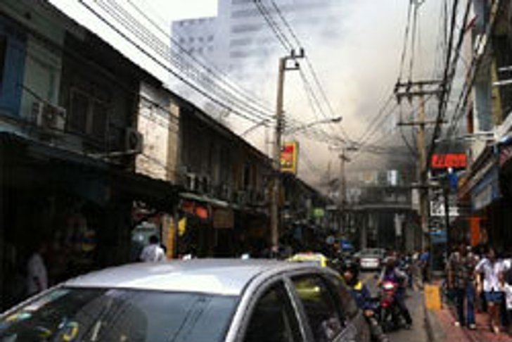 ด่วน!! ไฟไหม้อาคารพาณิชย์ ซ.ศาลาแดง
