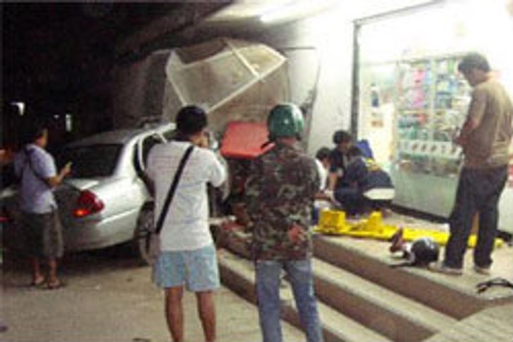 ชนแหลก! หนุ่มทัพเรือซิ่งเก๋ง ทะลุเซเว่น
