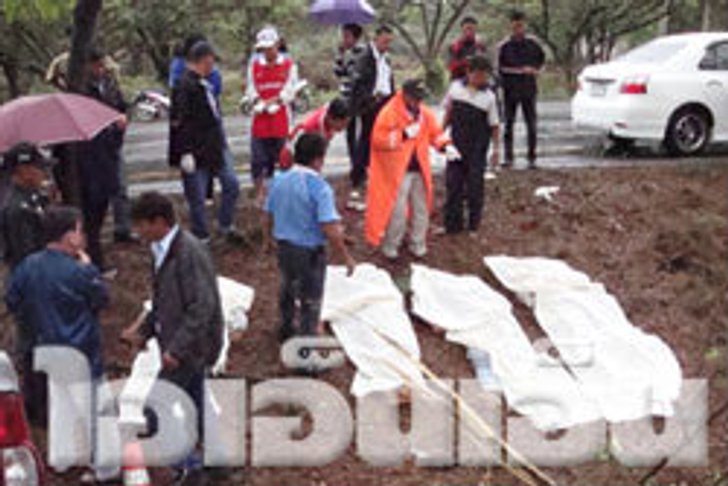 กระบะซิ่งไปงานแต่งลำปางชนต้นไม้ตาย 5 ศพ