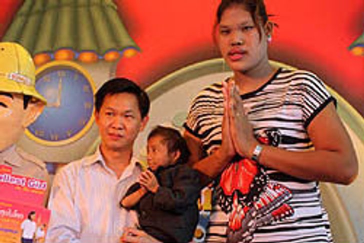 สื่อนอกทึ่ง! มาลี ดวงดี เด็กสาวสูงที่สุดในโลก