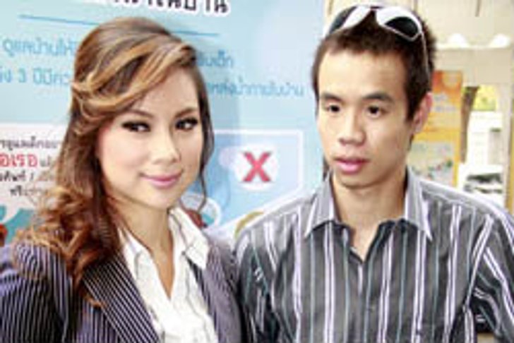 บุ๋ม-ติ๊งโน้ต หวานเว่อร์หนุนตักกลางห้างดัง รับถูกผู้ใหญ่ติง