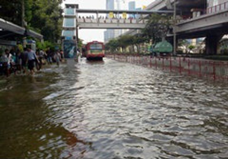 น้ำเข้าตลาด อ.ต.ก. วิภาวดีอีก 50 ม.ถึงแยกสุทธิสาร
