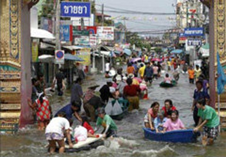 รศ.เสรี เผยอ.สามโคก จ.ปทุมธานี น้ำยังท่วมถึงสิ้นเดือนนี้