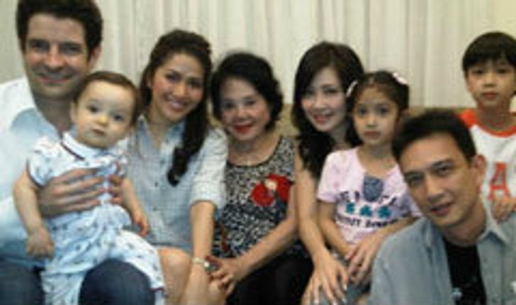 น้ำฝน โกมลฐิติ กับลูกชายสุดหล่อ