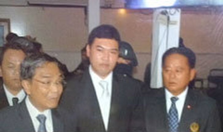 ครรชิต นั่งรถเบนซ์กันกระสุนมอบตัวแล้ว