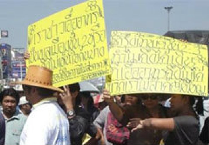 ชาวนนท์ฉุน! รัฐไม่จ่ายเงินเียียวยาน้ำท่วม รวมพลปิดถนน