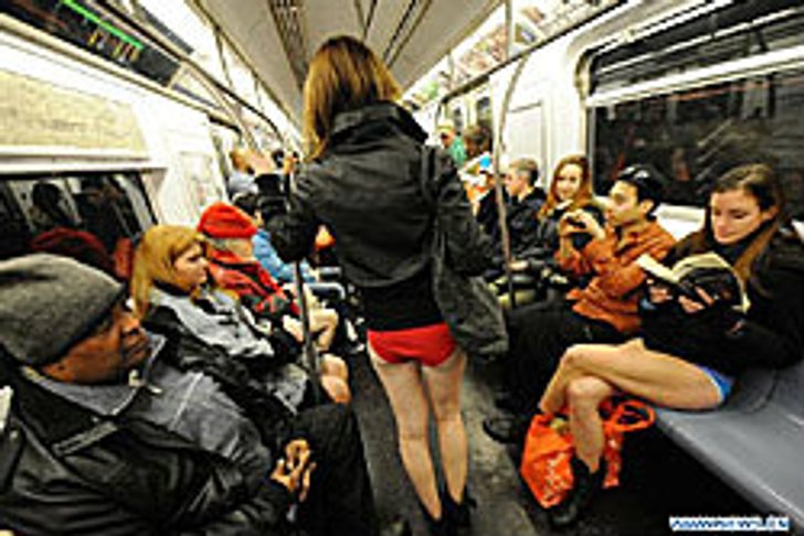 สยิว! ชาวนิวยอร์กไม่ใส่กางเกงขึ้นรถไฟใต้ดิน