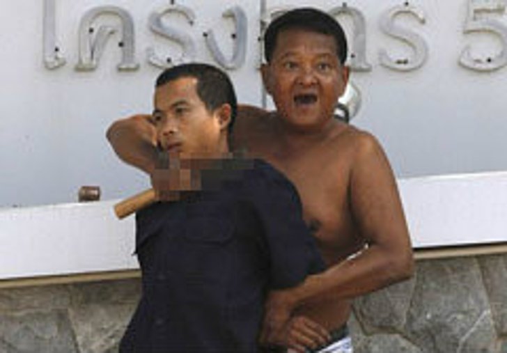 สื่อนอกแพร่ภาพ หนุ่มไทยใช้มีดจี้คอตัวประกัน