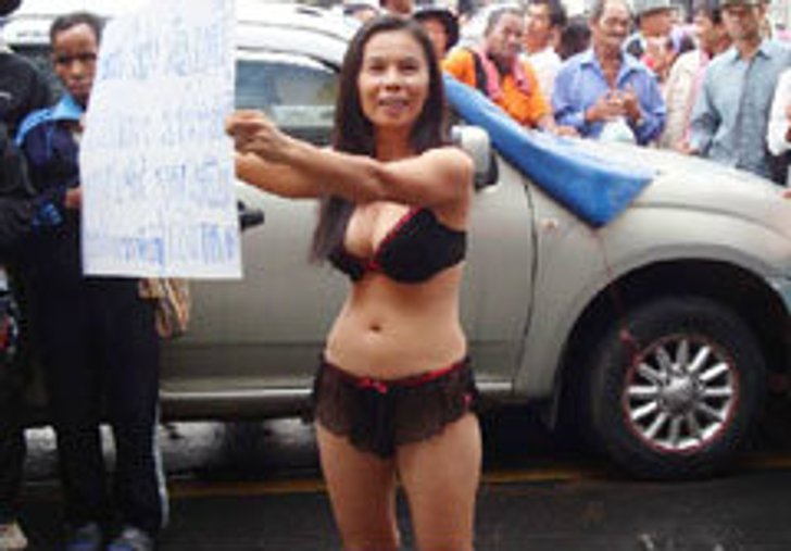 สาวแก้ผ้าประท้วงรัฐบาล จี้หยุดรับจำนำมันสำปะหลัง