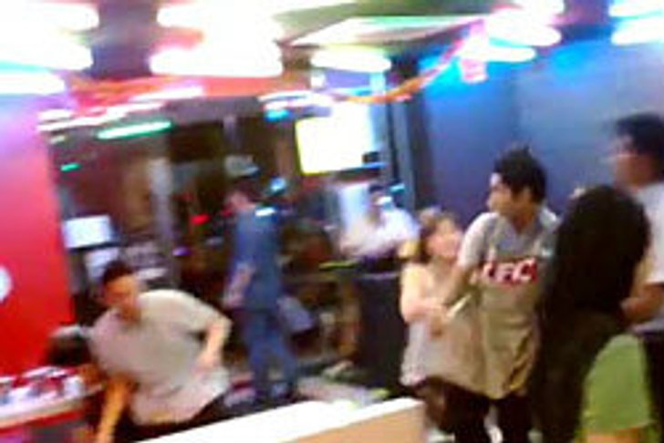 คลิปพนักงานเคเอเอฟซีทำร้ายลูกค้าที่มาเลเซีย