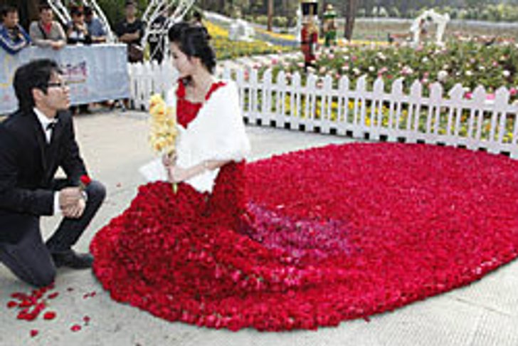 ขอแต่งงาน! หนุ่มจีนทำชุดเจ้าสาวจากกุหลาบ 1999 ดอก