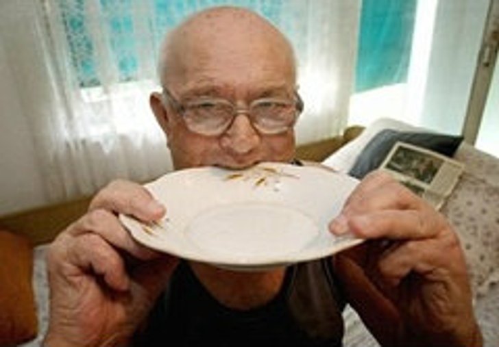 พิลึก! เฒ่ากระเพาะเหล็ก กินสิ่งของมา 60 ปี