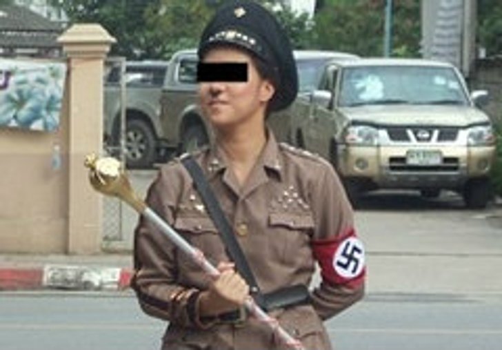 สื่อนอกจวก! นร.ไทยแต่งตัวเป็นฮิตเลอร์