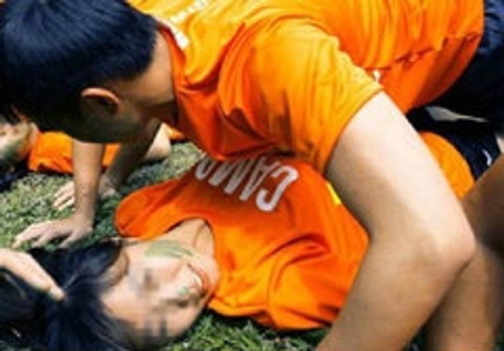 ด่าเละ! ภาพฉาวรับน้องสุดเสื่อมที่สิงคโปร์
