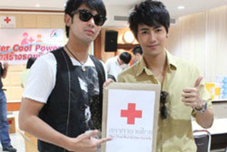 อ๊อฟ เต็งหนึ่ง นำทีมช่วยเหลือผู้ประสบอุทกภัย
