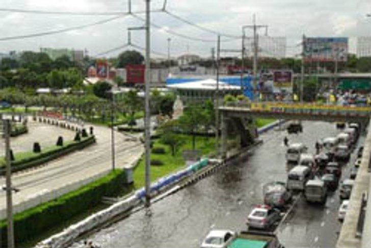 น้ำคลองรังสิต เอ่อท่วมถนนรังสิต-ปทุมธานี