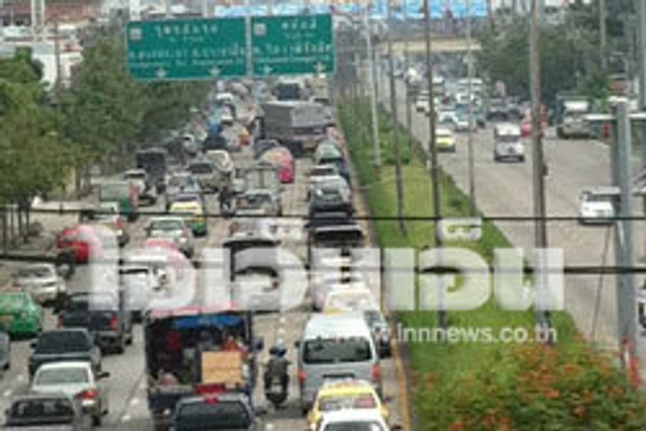 ถ.แจ้งวัฒนะรถติดหนึุบ หลังปิดถ.เลียบคลองประปา