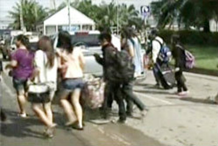 โกลาหล ประชาชนหอบของหนีน้ำออกจากนวนคร