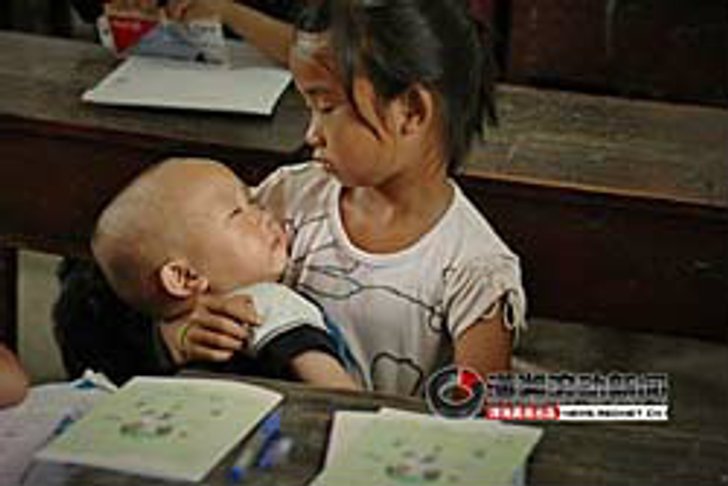 ชาวเน็ตจีนซึ้ง! พี่สาวอุ้มน้องชายไปเรียน