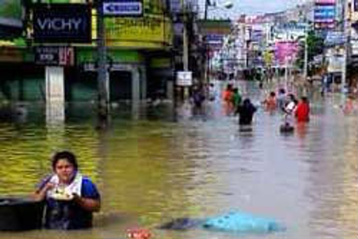 น้ำท่วมแบงก์ปิดเกือบ 400 สาขา ตู้เอทีเอ็มปิดกว่า 4 พันเครื่อง