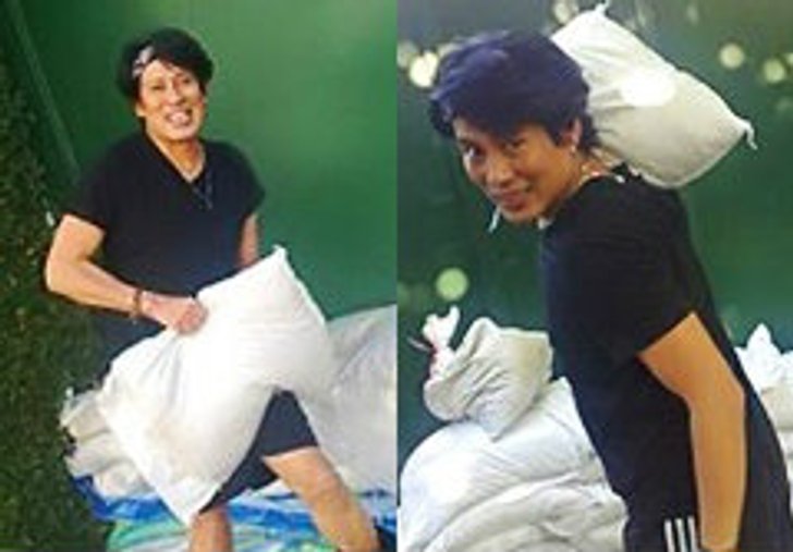 พี่เบิร์ด ไม่หวั่น! แบกกระสอบทรายกั้นน้ำรอบบ้าน