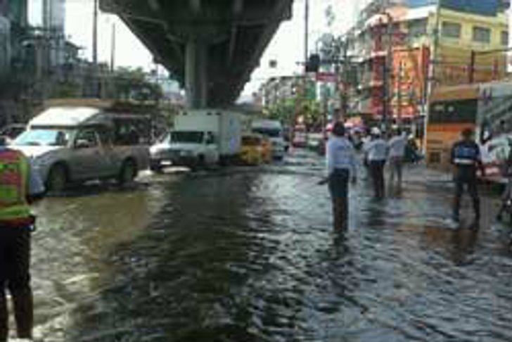 น้ำจากแยกเกษตรฯ ได้ไหลทะลักถึงหน้าบริเวณรพ.เมโยแล้ว