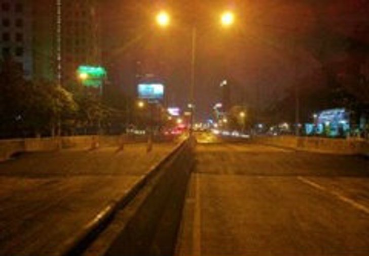 มวลน้ำถนนรัชดาฯ จ่อลงอุโมงค์สุทธิสาร