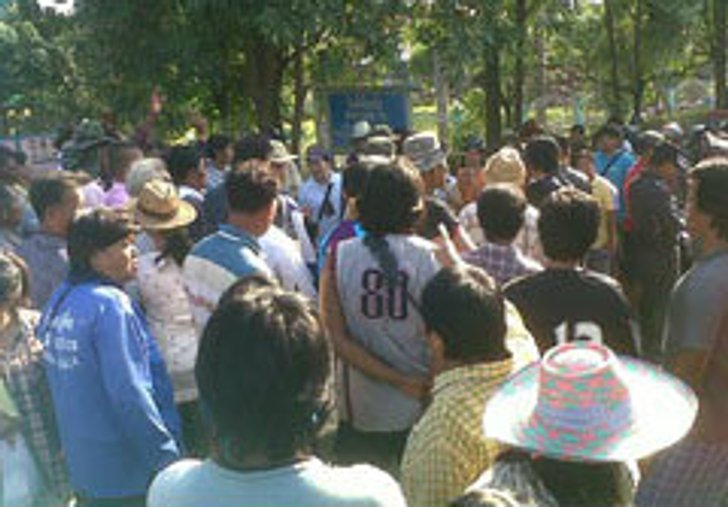 ชาวลำลูกกานับพัน ประท้วงศปภ. หลังสั่งปิดประตูระบายน้ำ