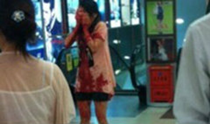 อุกอาจ! ลุงเฒ่าเอามีดไล่แทงสาวกลางห้าง