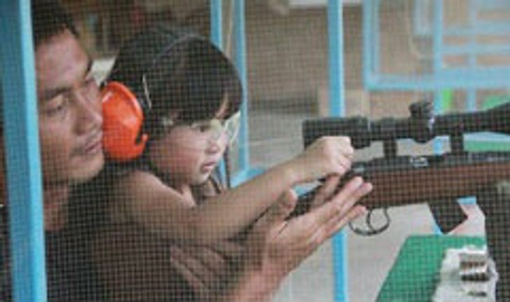 น้องน้ำปั่น ตกเป็นประเด็น! "เด็กหญิงกับปืน"