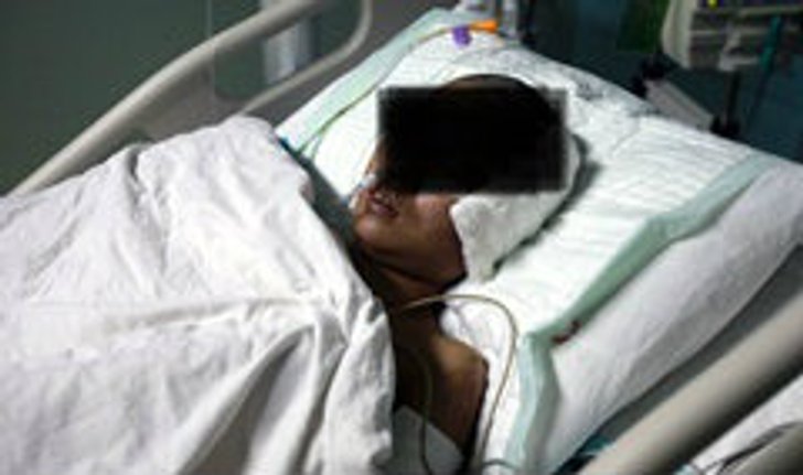 พบหญิงสาวติดอยู่ในห้องน้ำหลายวันจนแผลเน่าหนอนขึ้นส่งกลิ่นเหม็น