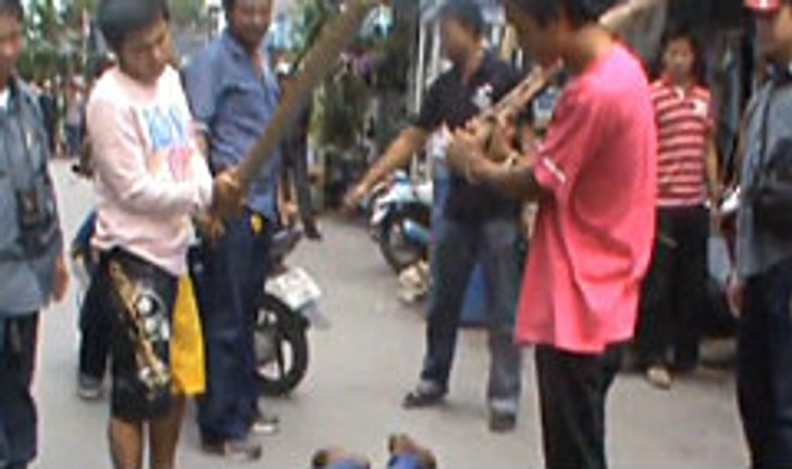 รวบ 3 โจ๋ รุมตีหนุ่มใหญ่มองหน้าแฟนเพื่อนจนตาย
