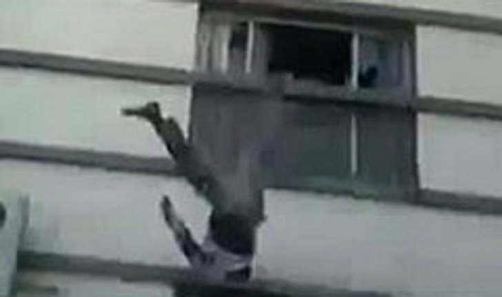 คลิปสยองโยนศพศัตรูลงตึกต่อหน้าฝูงชนที่ซีเรีย