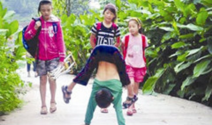 เด็กจีนขาพิการ ใช้มือแทนเท้า เดินไปโรงเรียนทุกวัน