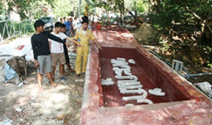 สลด! ซุ้มประตูวัดล้มทับพระดับอนาถ