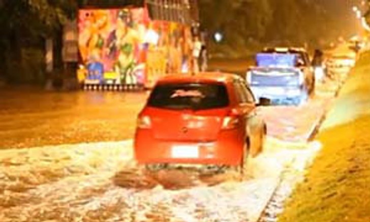 ฝนถล่มทำน้ำท่วมบางแสน สูง 30-40 เซนฯ