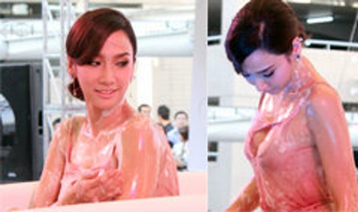 ซี๊ดสุดๆ "อั้ม" แหวกอึ๋มลงอ่างกลางแจ้ง!