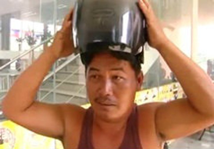 ตำรวจงง! หนุ่มไม่ใส่หมวกกันน็อก โอด..เกิดมาหัวโต