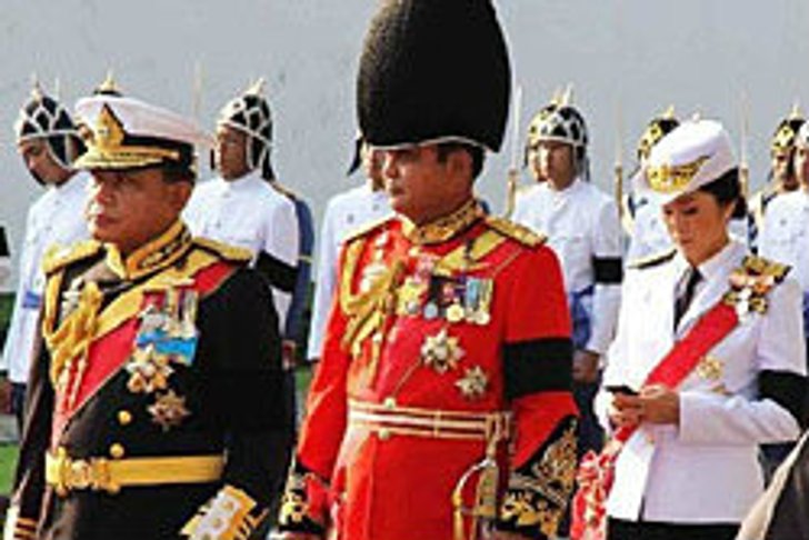 ว่อนเน็ต! ภาพยิ่งลักษณ์ ใช้มือถือในริ้วขบวนพระราชพิธีฯ