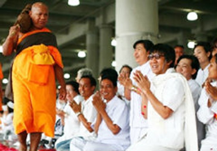 ฮือฮา! โน้ส อุดม ร่วมธุดงค์ธรรมชัย วัดพระธรรมกาย