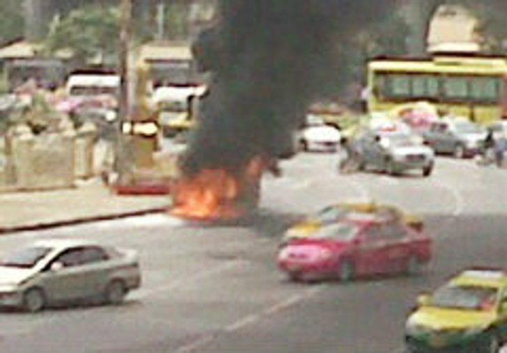 ไฟไหม้รถซีตรองติดแก๊ส! กลางอนุสาวรีย์ชัยฯ