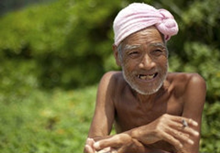 คุณปู่กับชีวิตแฮปปี้ เปลือยกายอยู่คนเดียวบนเกาะ