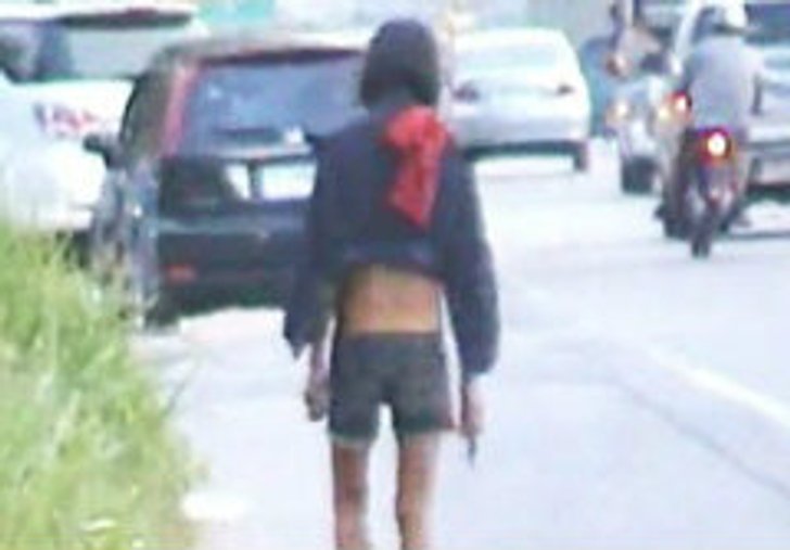 สาวบ้าถอดเสื้อโชว์คึกริมถนน ชาวบ้านหวั่นถูกฉุด