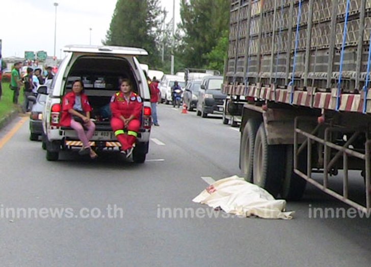 รถพ่วง 18 ล้อทับโจ๋อาชีวะดับ 1 เจ็บ 5