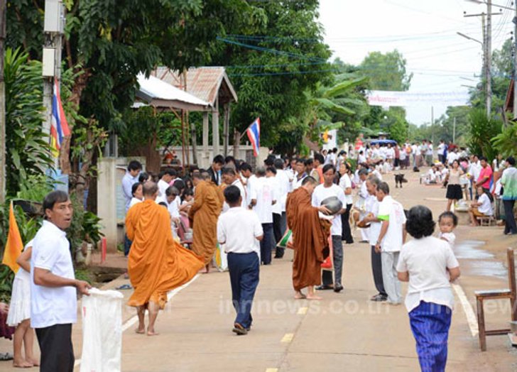 กาฬสินธุ์ตักบาตรช่วยวัดในชนบทและผู้ยากไร้