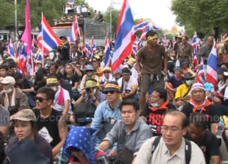 เกาะติดม็อบนิรโทษ!ม็อบยิงหนังสติ๊กหัวน็อตป้อมตร.ไร้เจ็บ